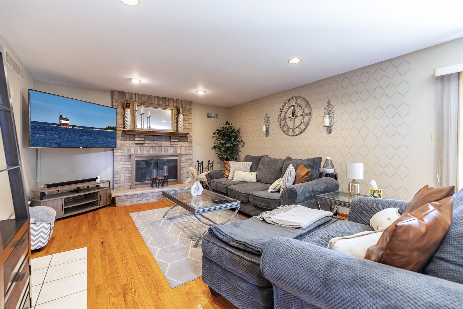 18319 Holland Road, Lansing, IL 60438