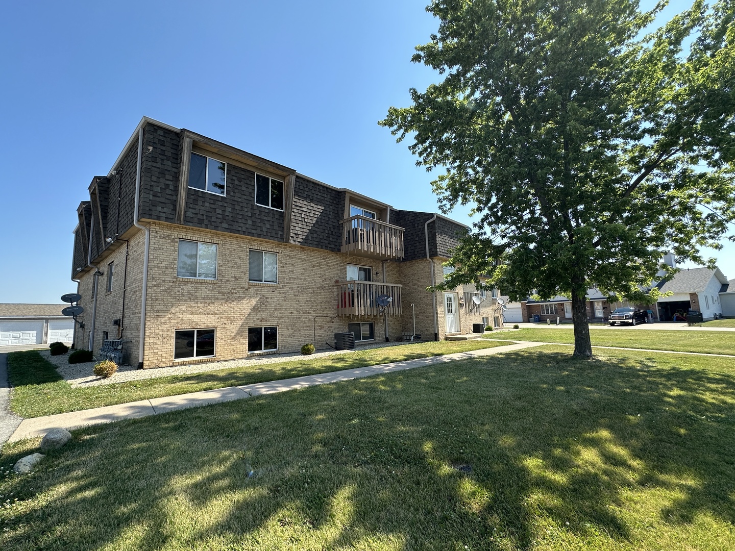 2390 Bicentennial Avenue #4, Crest Hill, IL 60403