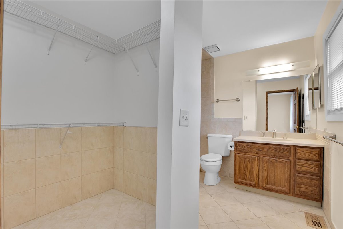 305 Abbey Lane, Vernon Hills, IL 60061