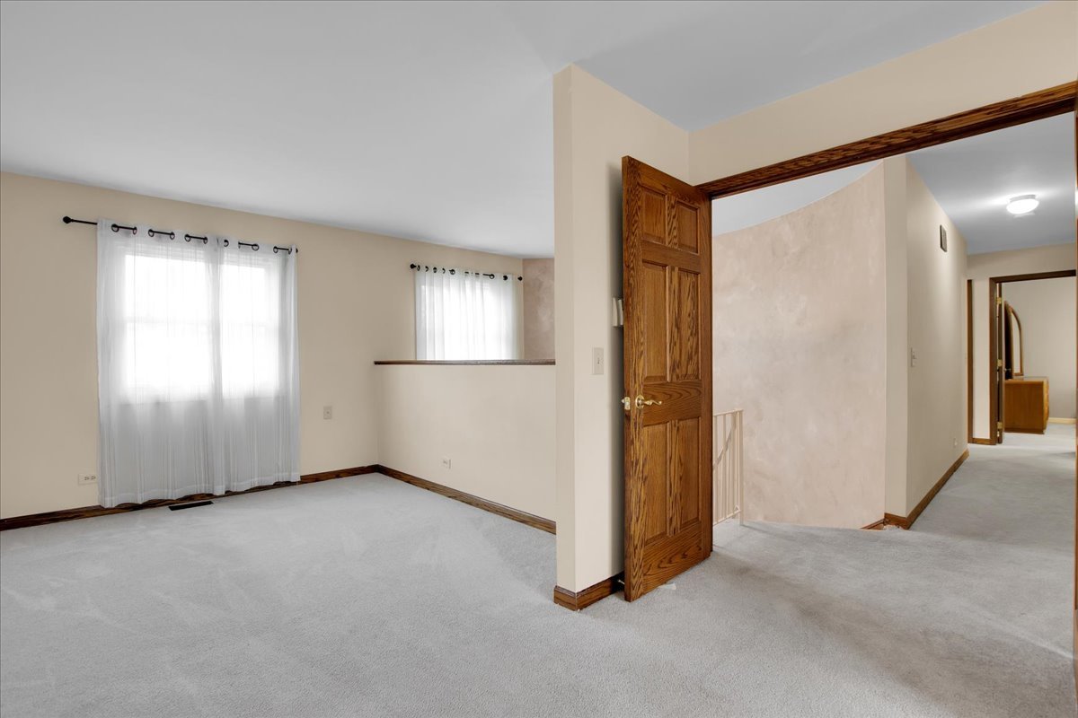 305 Abbey Lane, Vernon Hills, IL 60061