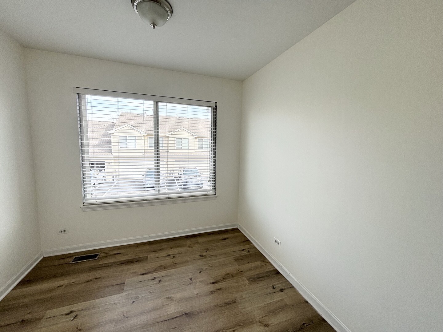 652 Lincoln Station Drive, Oswego, IL 60543