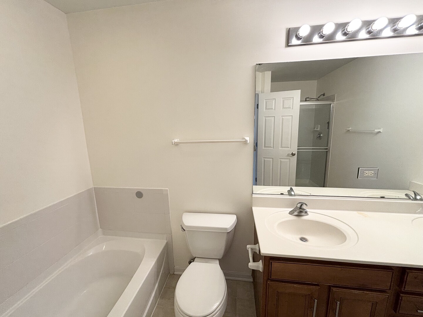 652 Lincoln Station Drive, Oswego, IL 60543