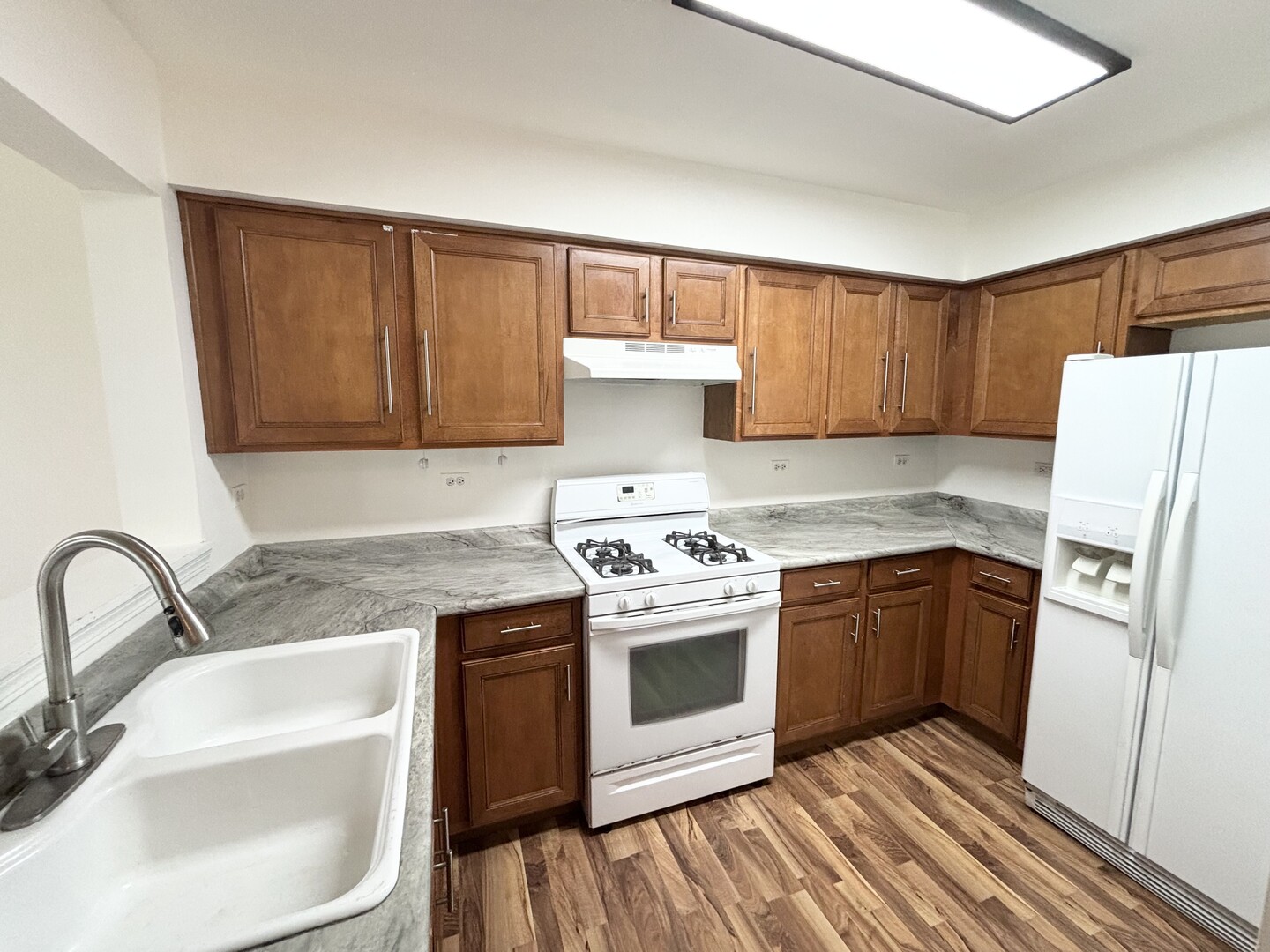 652 Lincoln Station Drive, Oswego, IL 60543