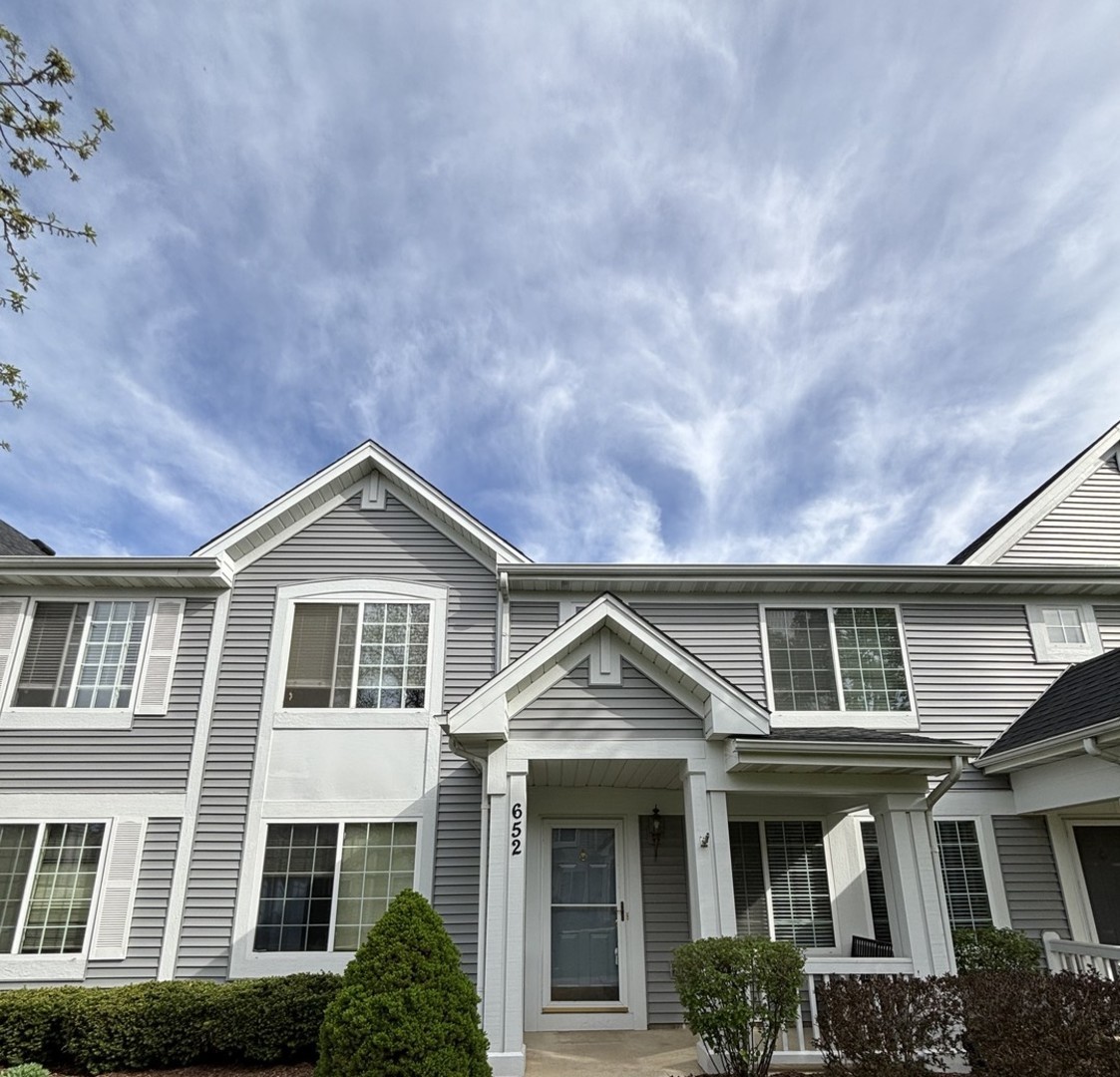 652 Lincoln Station Drive, Oswego, IL 60543