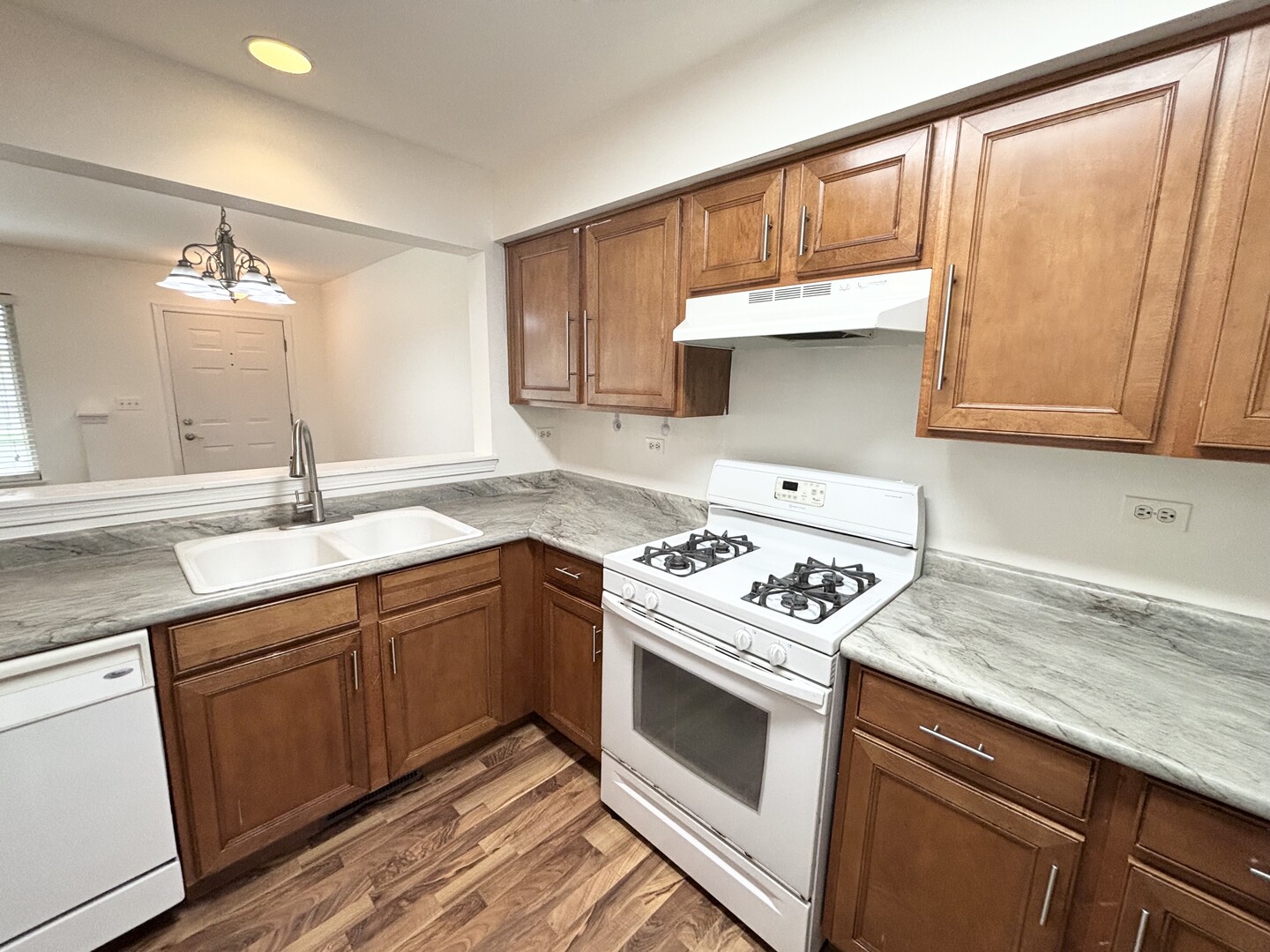 652 Lincoln Station Drive, Oswego, IL 60543