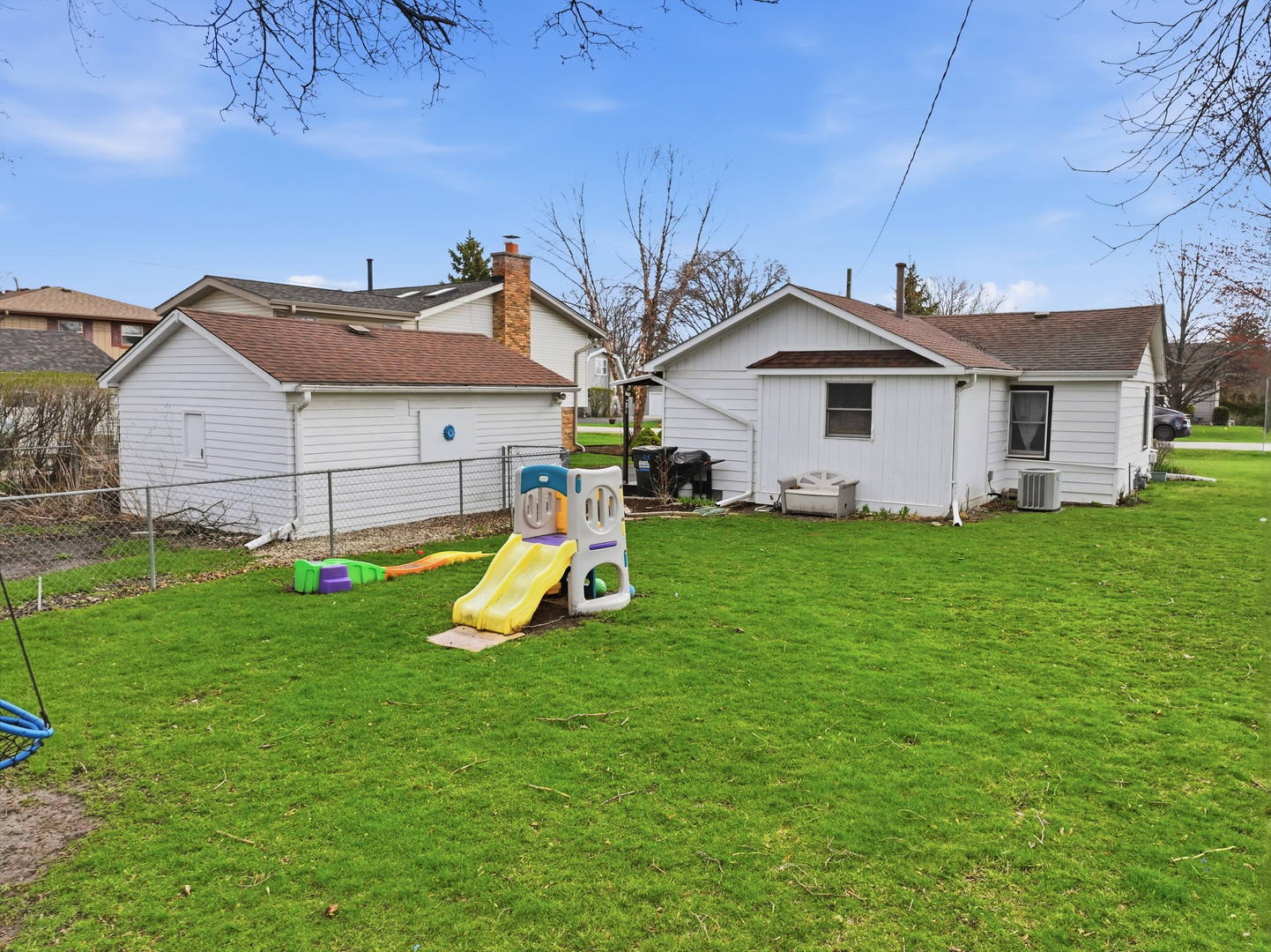 101 Oakleaf Road, Lake In The Hills, IL 60156