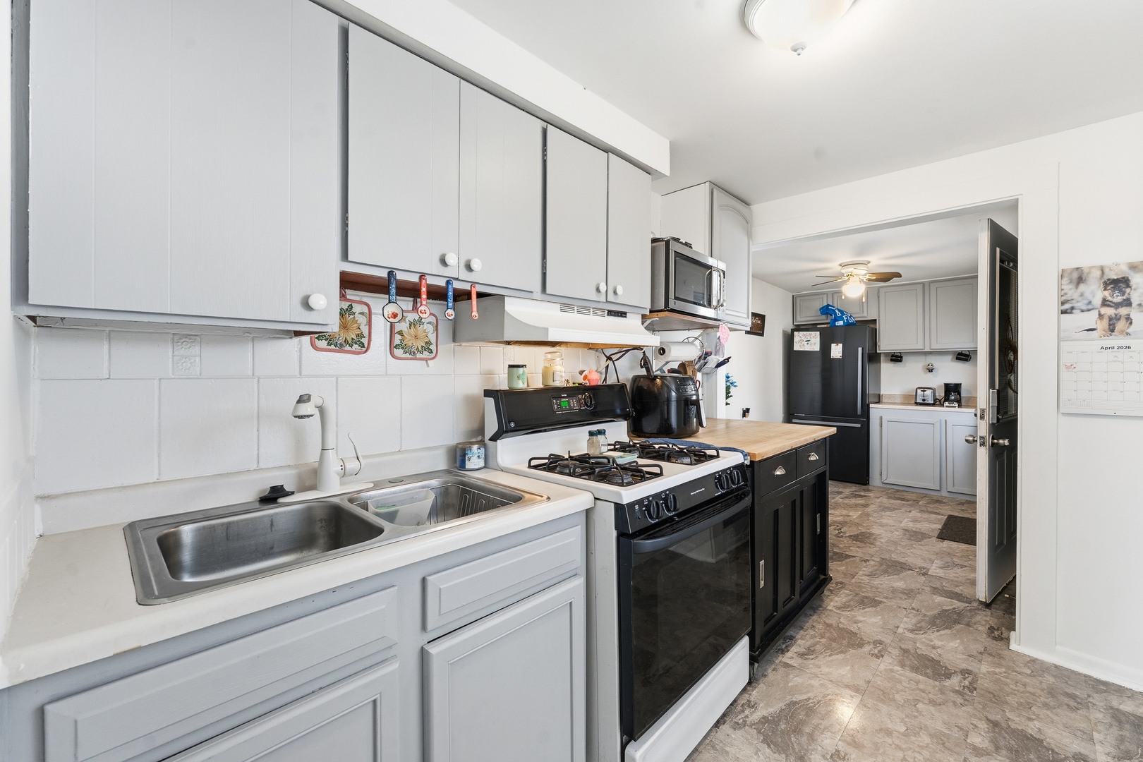 101 Oakleaf Road, Lake In The Hills, IL 60156