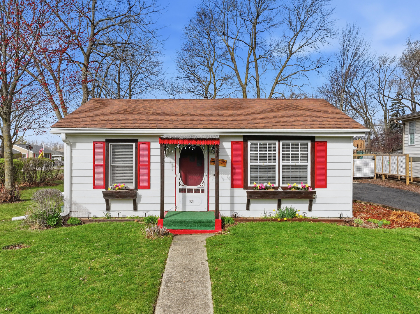 101 Oakleaf Road, Lake In The Hills, IL 60156