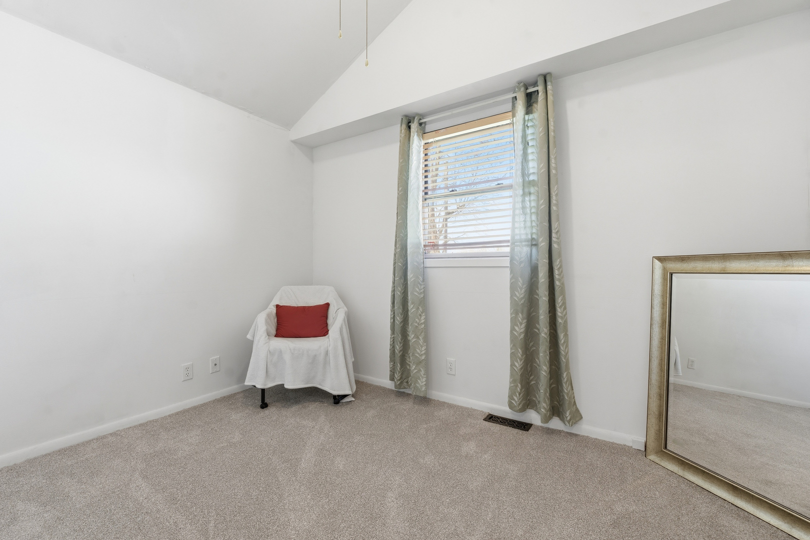 101 Oakleaf Road, Lake In The Hills, IL 60156