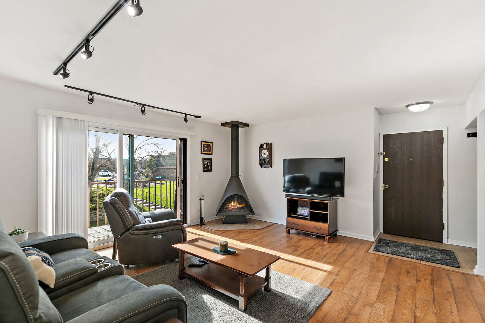 712 Tipperary Court #2B, Schaumburg, IL 60193