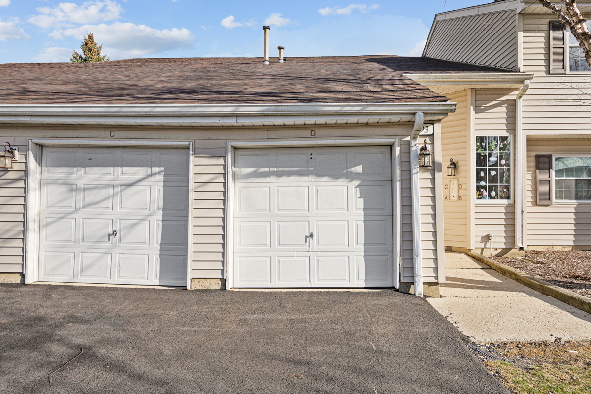 93 N Victoria Lane #D, Streamwood, IL 60107