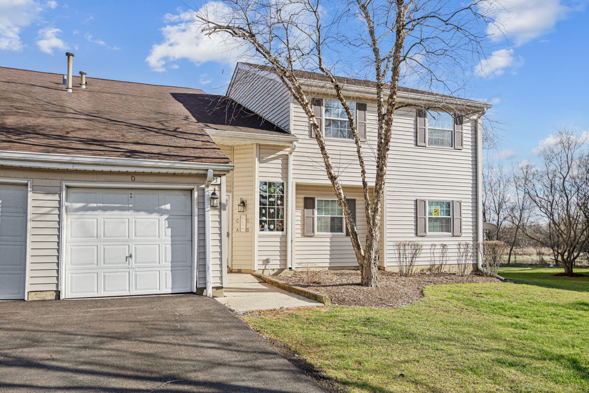 93 N Victoria Lane #D, Streamwood, IL 60107