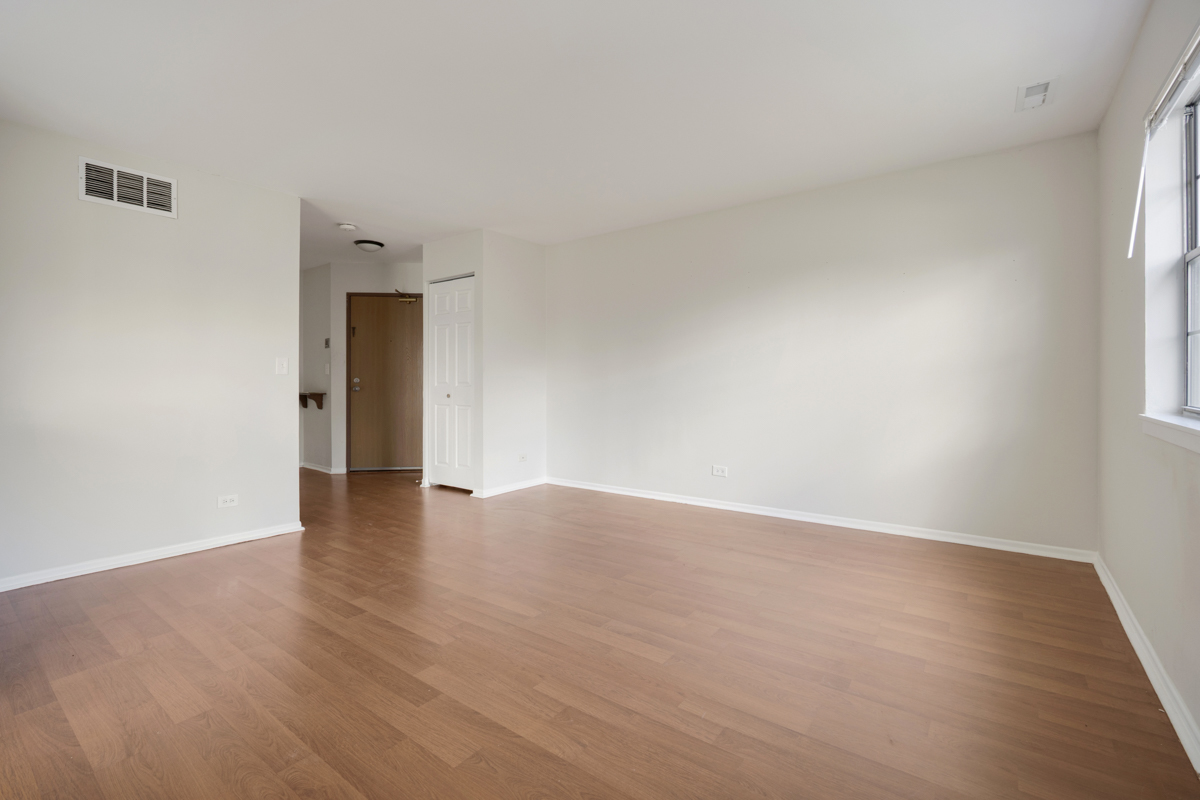 93 N Victoria Lane #D, Streamwood, IL 60107