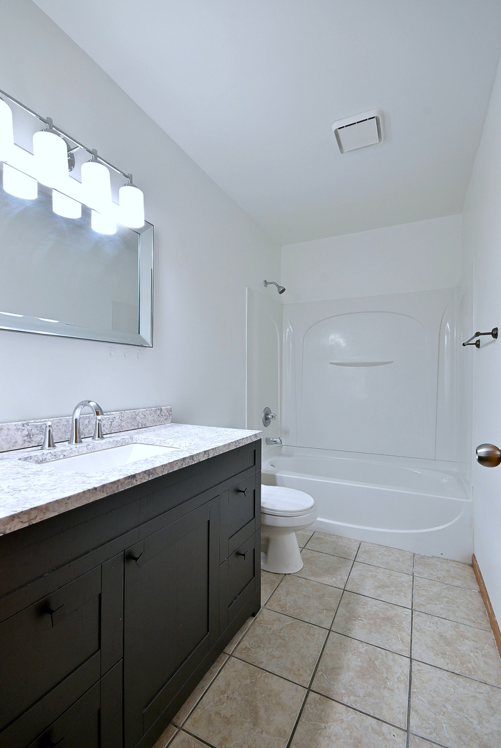 19 E Pineview Drive, Round Lake Park, IL 60073