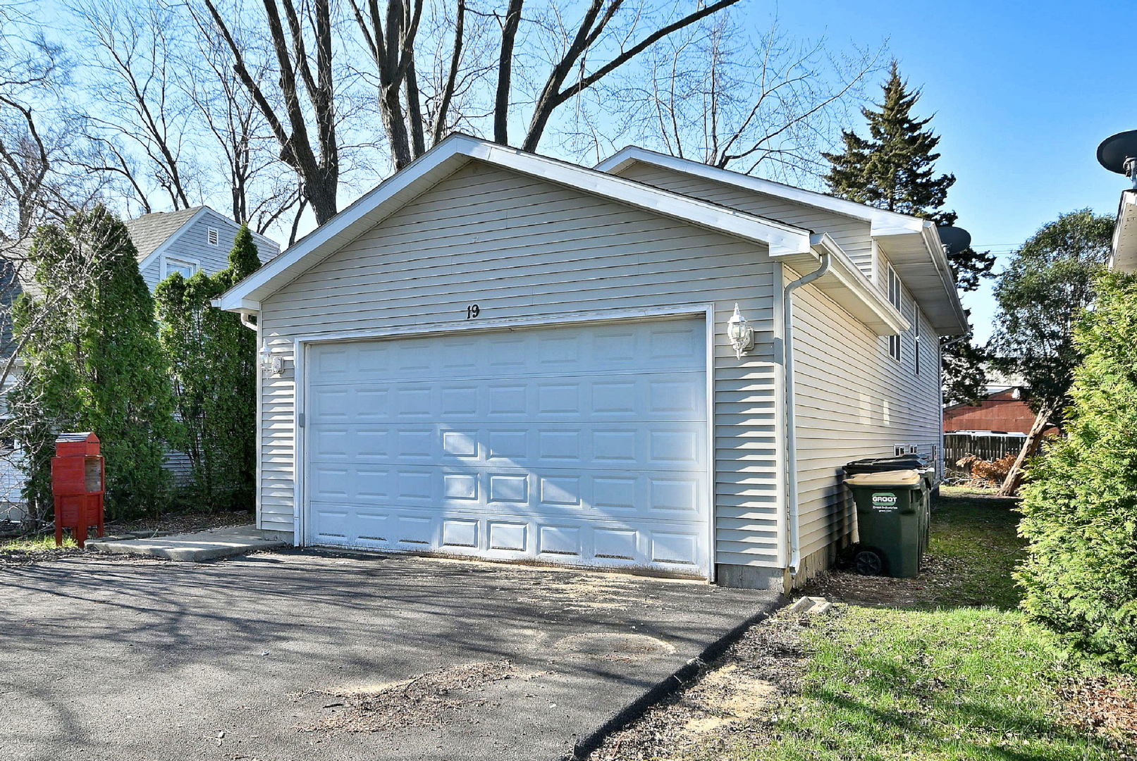 19 E Pineview Drive, Round Lake Park, IL 60073