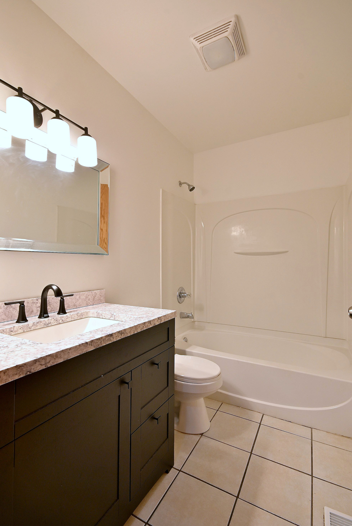 19 E Pineview Drive, Round Lake Park, IL 60073