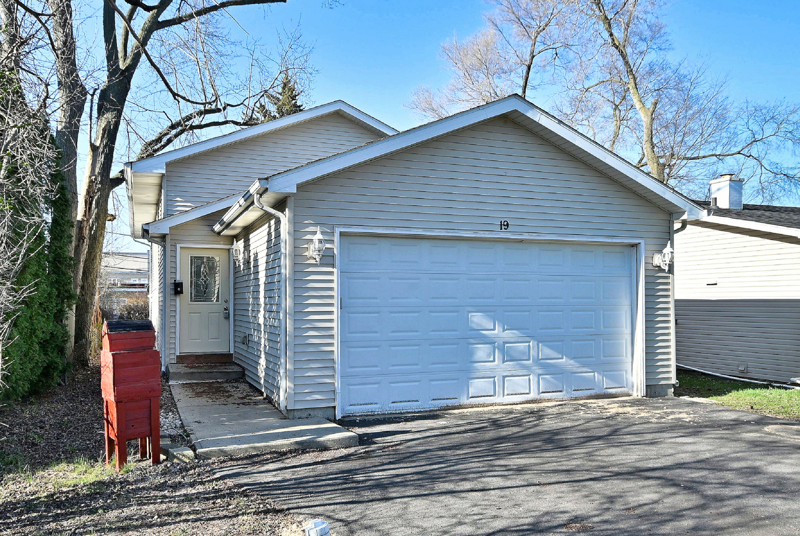 19 E Pineview Drive, Round Lake Park, IL 60073