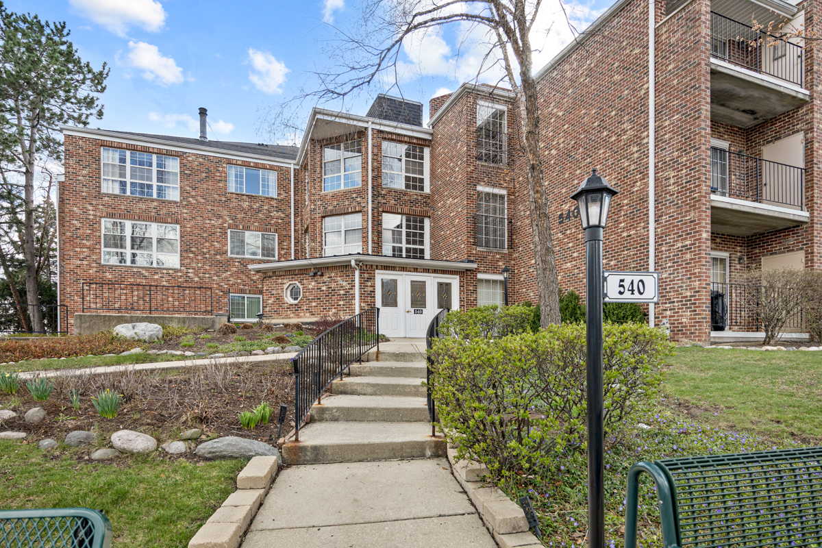 540 Biesterfield Road #305, Elk Grove Village, IL 60007
