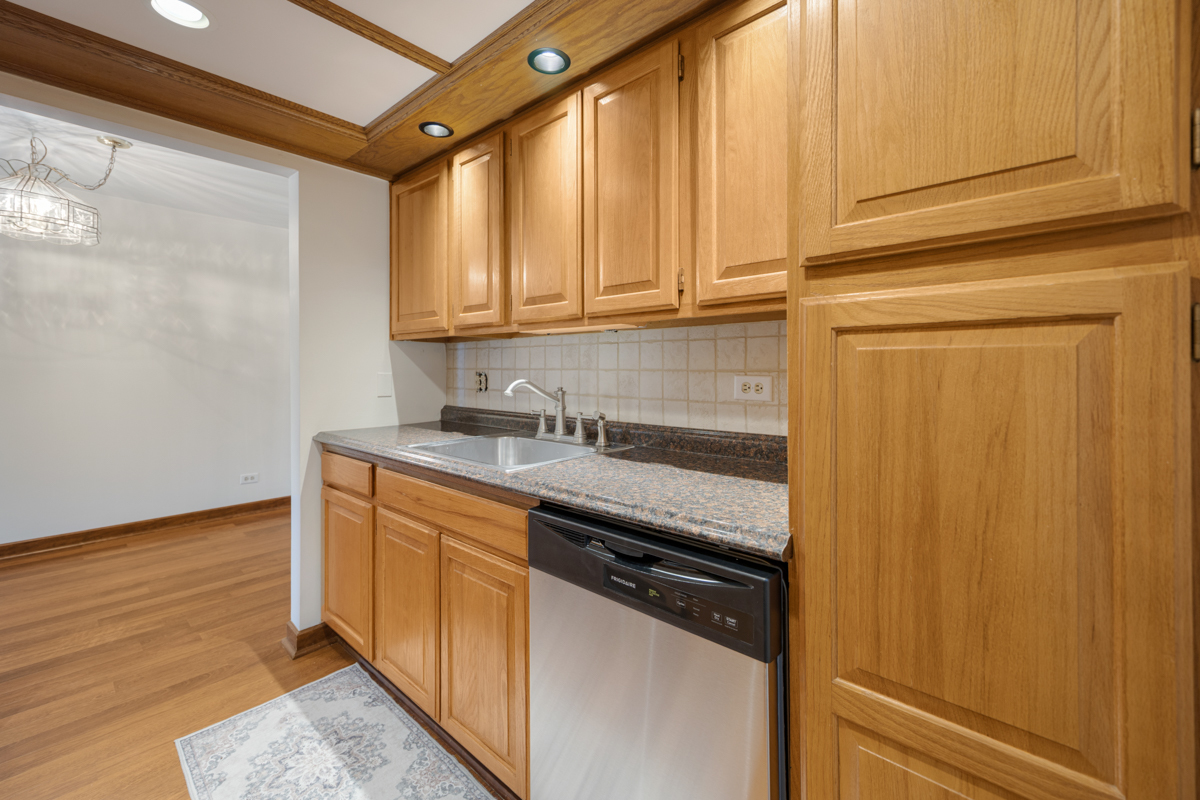 540 Biesterfield Road #305, Elk Grove Village, IL 60007