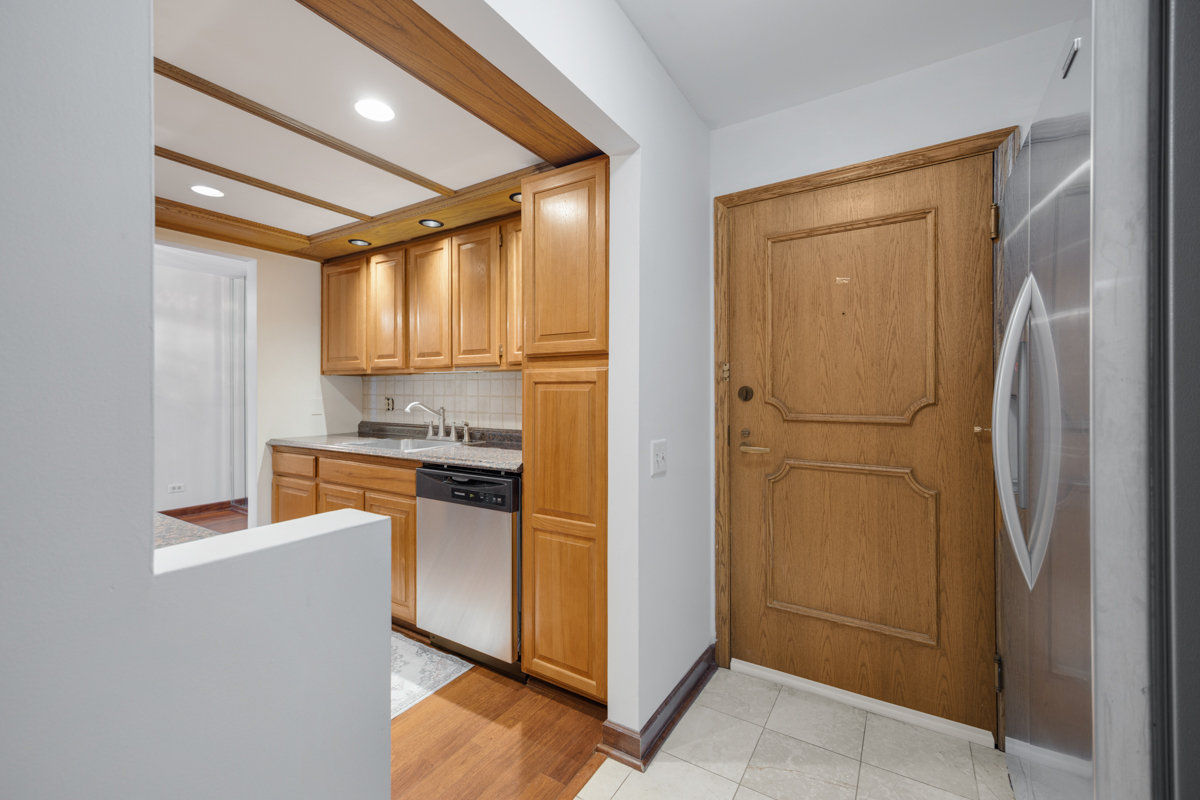 540 Biesterfield Road #305, Elk Grove Village, IL 60007