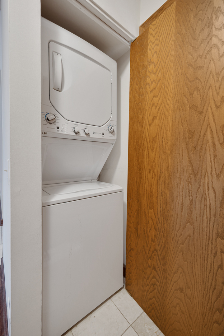 540 Biesterfield Road #305, Elk Grove Village, IL 60007