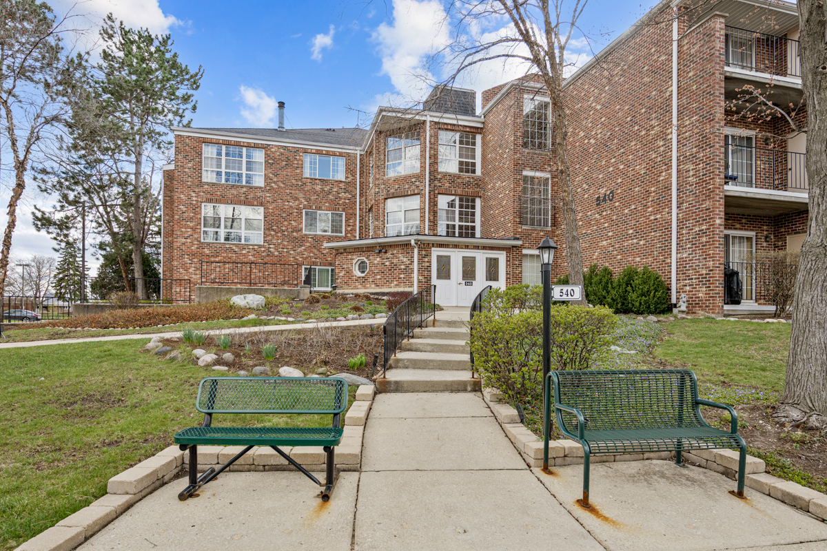 540 Biesterfield Road #305, Elk Grove Village, IL 60007