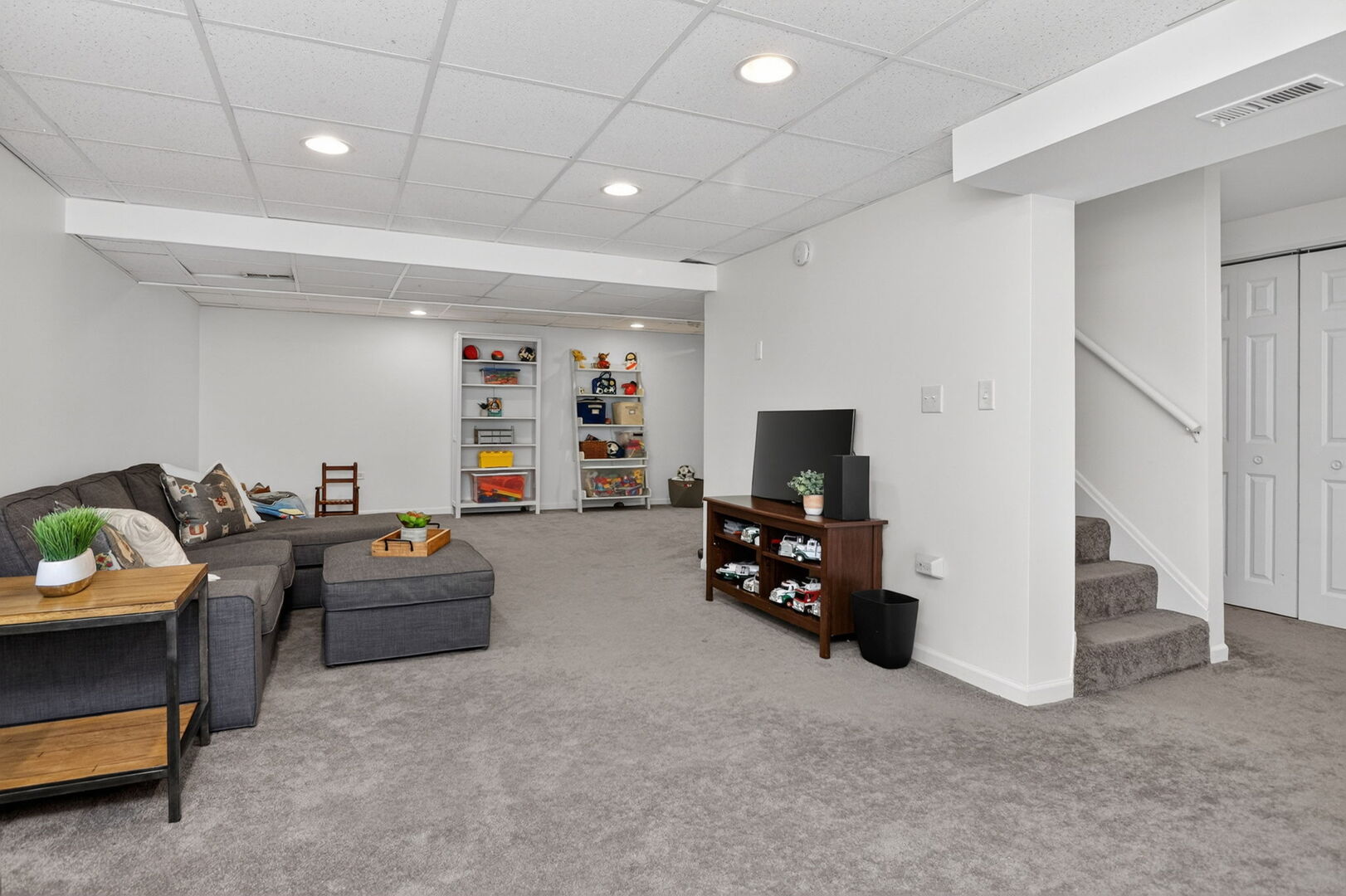 2053 Somerset Lane, Wheaton, IL 60189