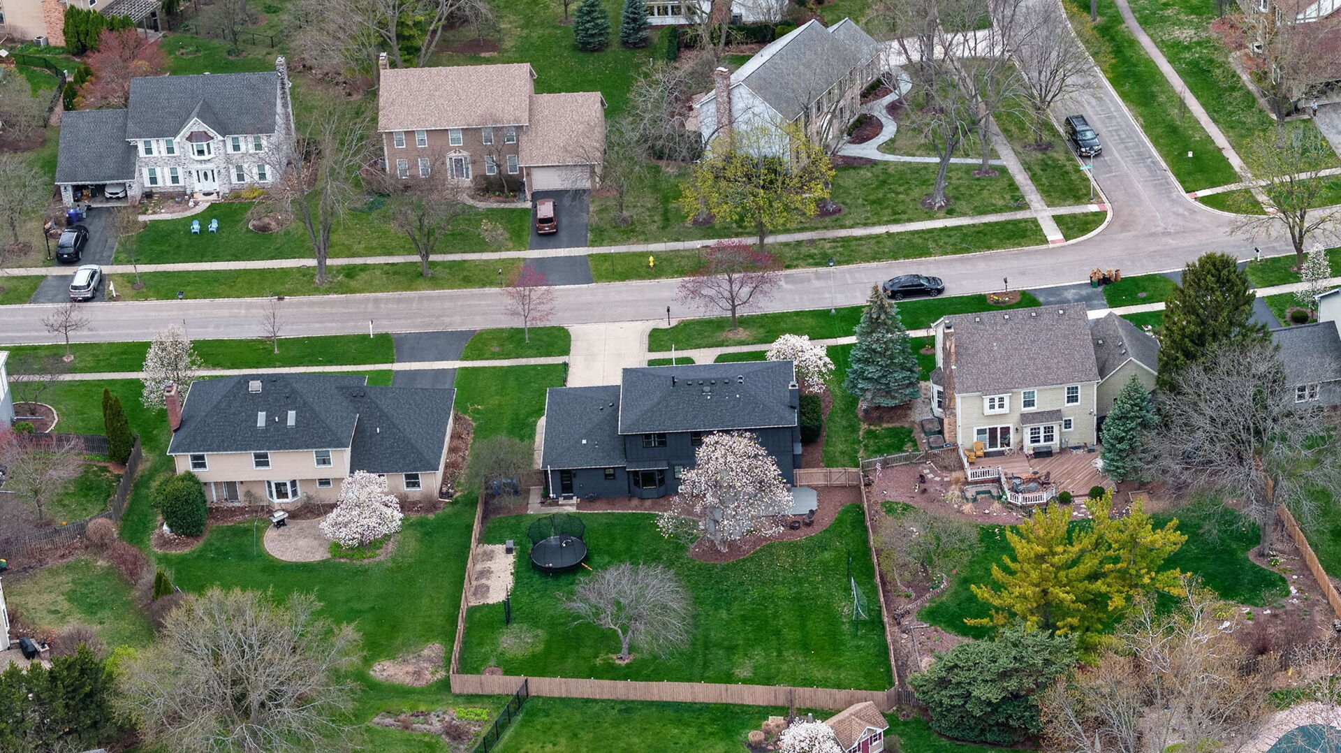 2053 Somerset Lane, Wheaton, IL 60189