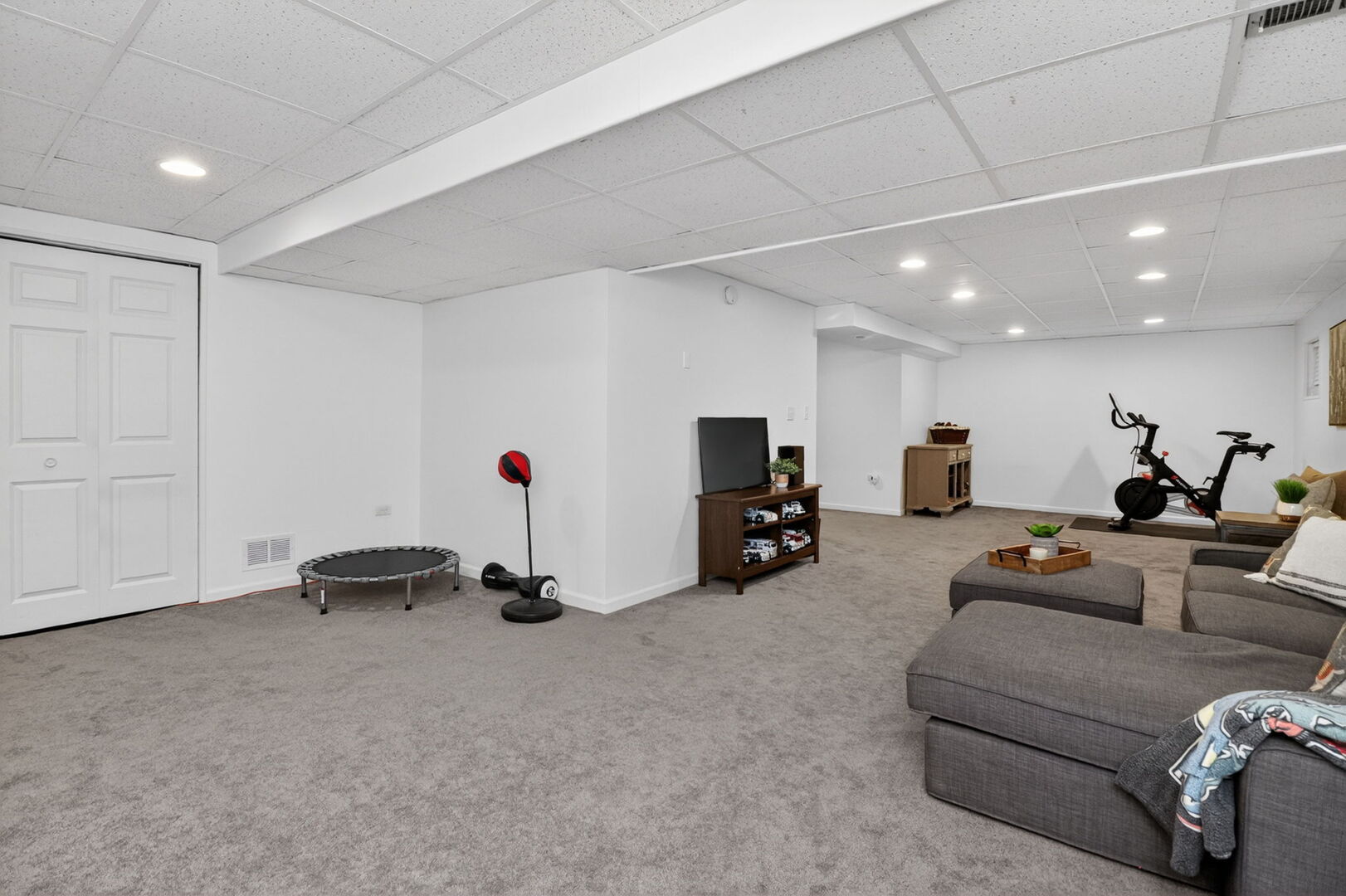 2053 Somerset Lane, Wheaton, IL 60189