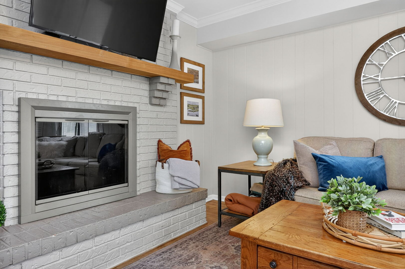 2053 Somerset Lane, Wheaton, IL 60189