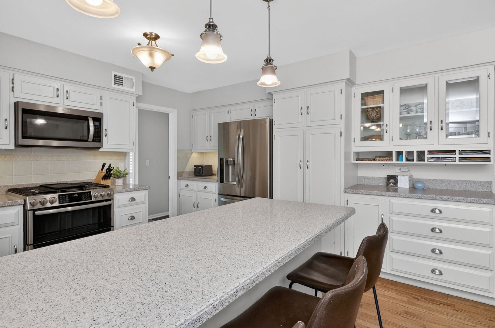 2053 Somerset Lane, Wheaton, IL 60189