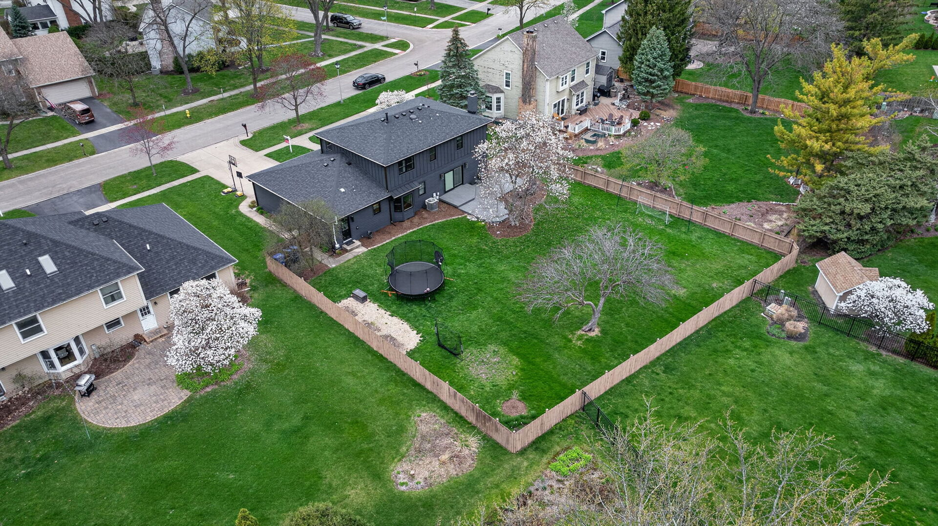 2053 Somerset Lane, Wheaton, IL 60189