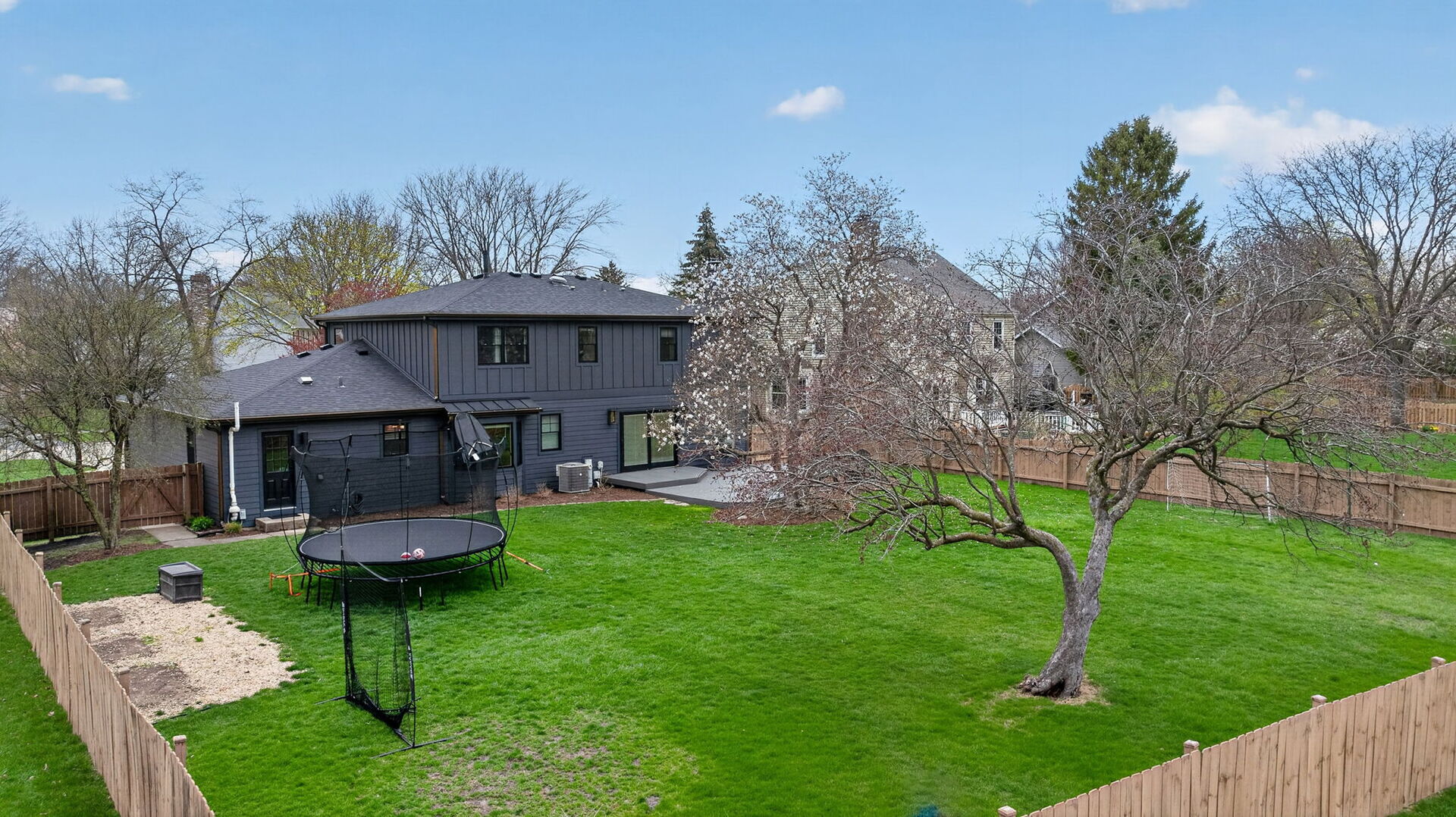 2053 Somerset Lane, Wheaton, IL 60189