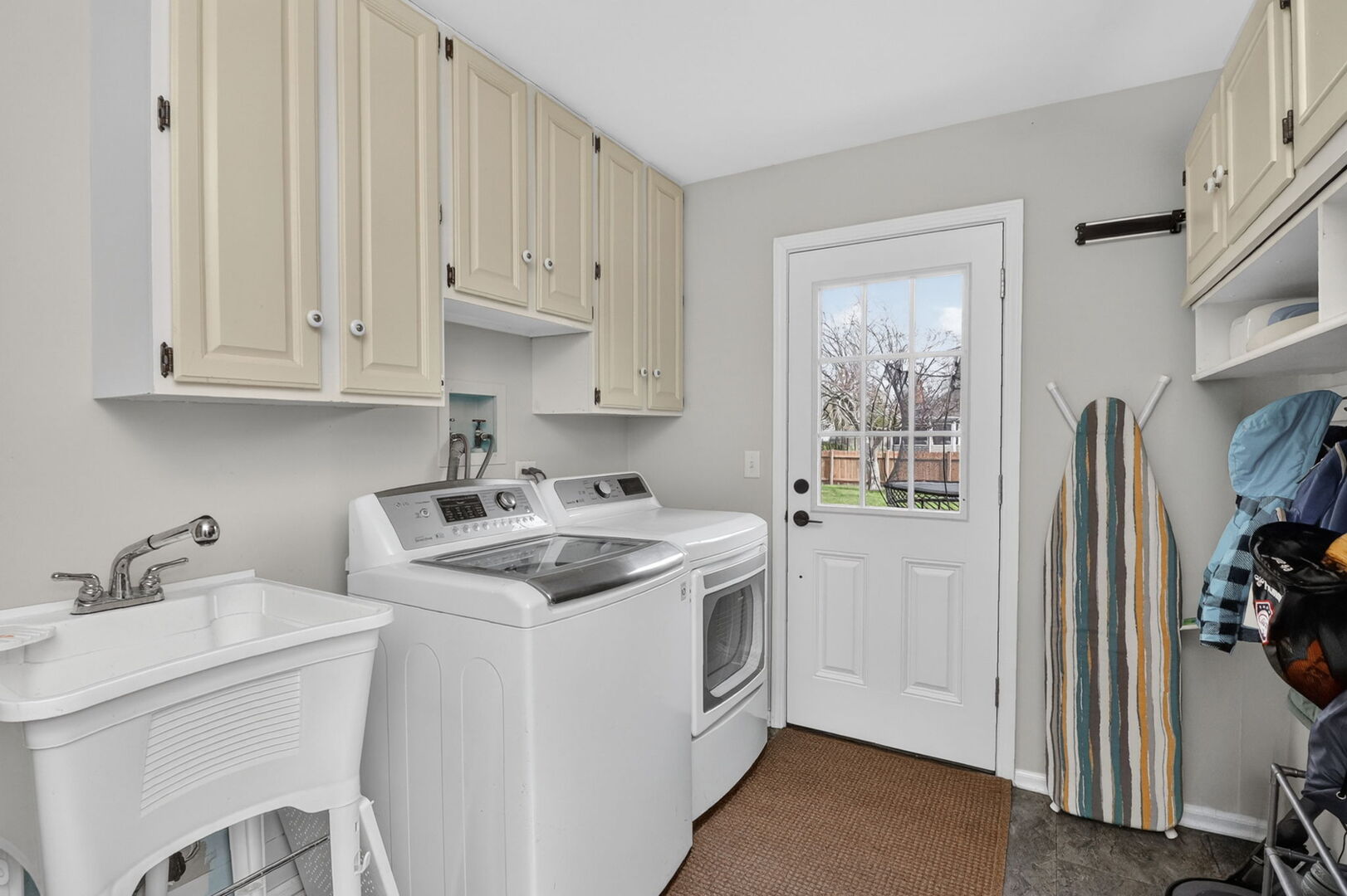 2053 Somerset Lane, Wheaton, IL 60189