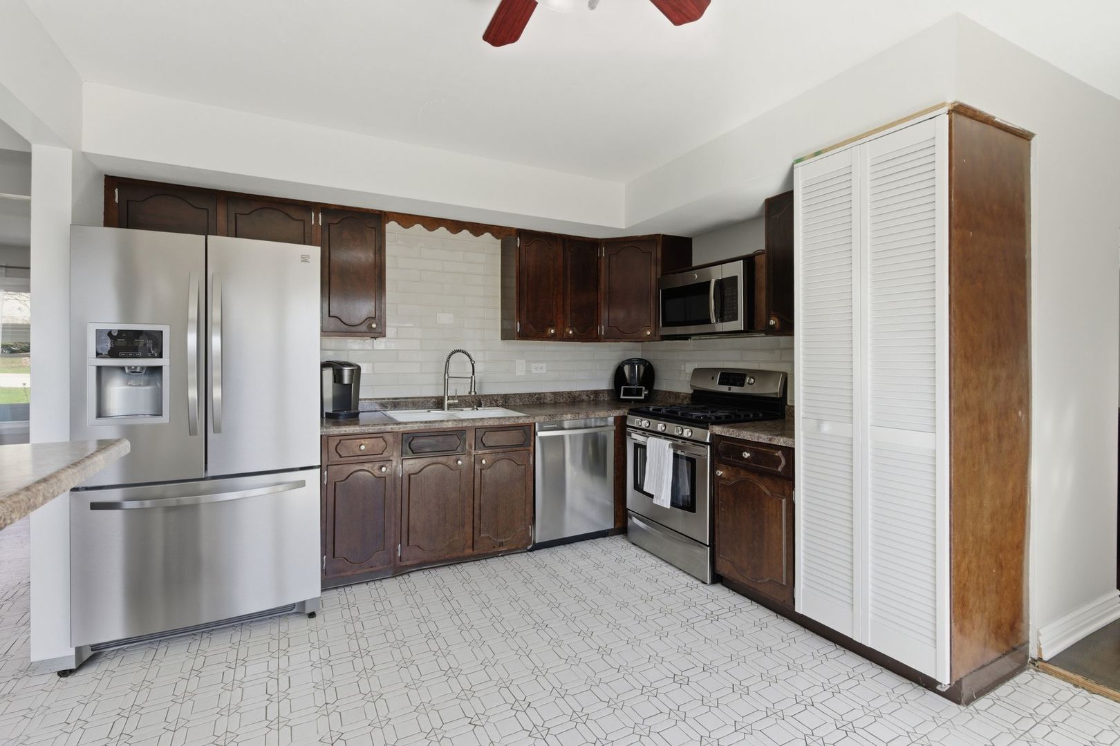 9021 Primrose Lane, Hickory Hills, IL 60457