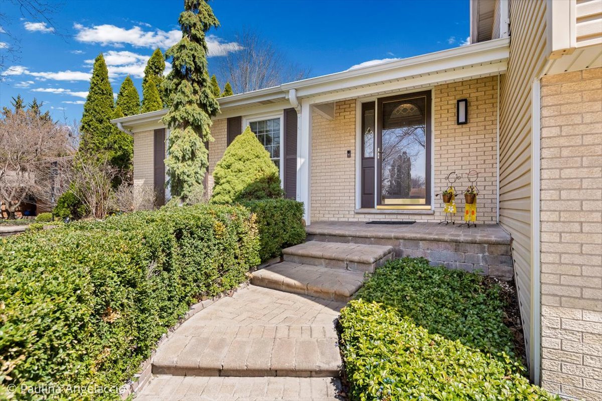 649 Greenbrier Lane, Crystal Lake, IL 60014