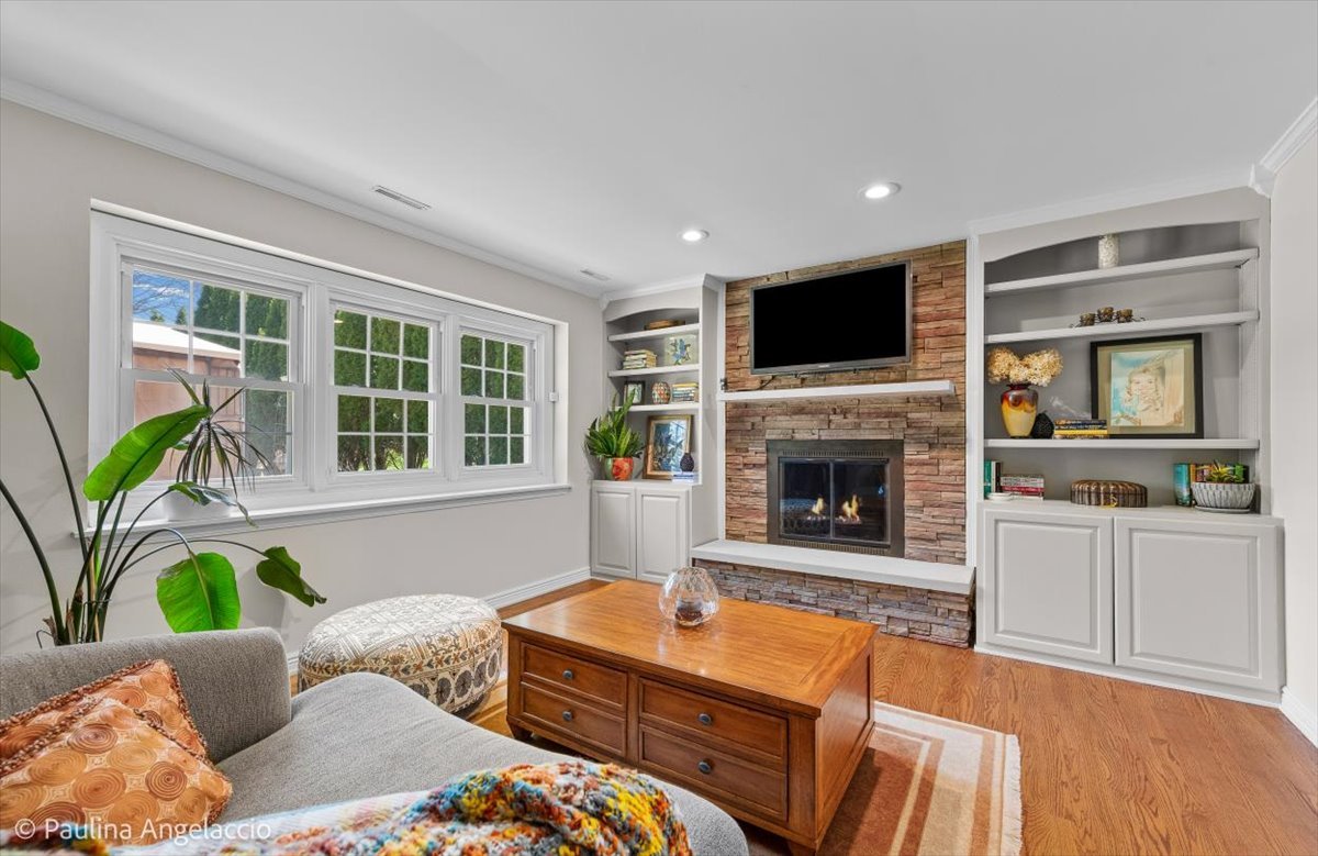 649 Greenbrier Lane, Crystal Lake, IL 60014