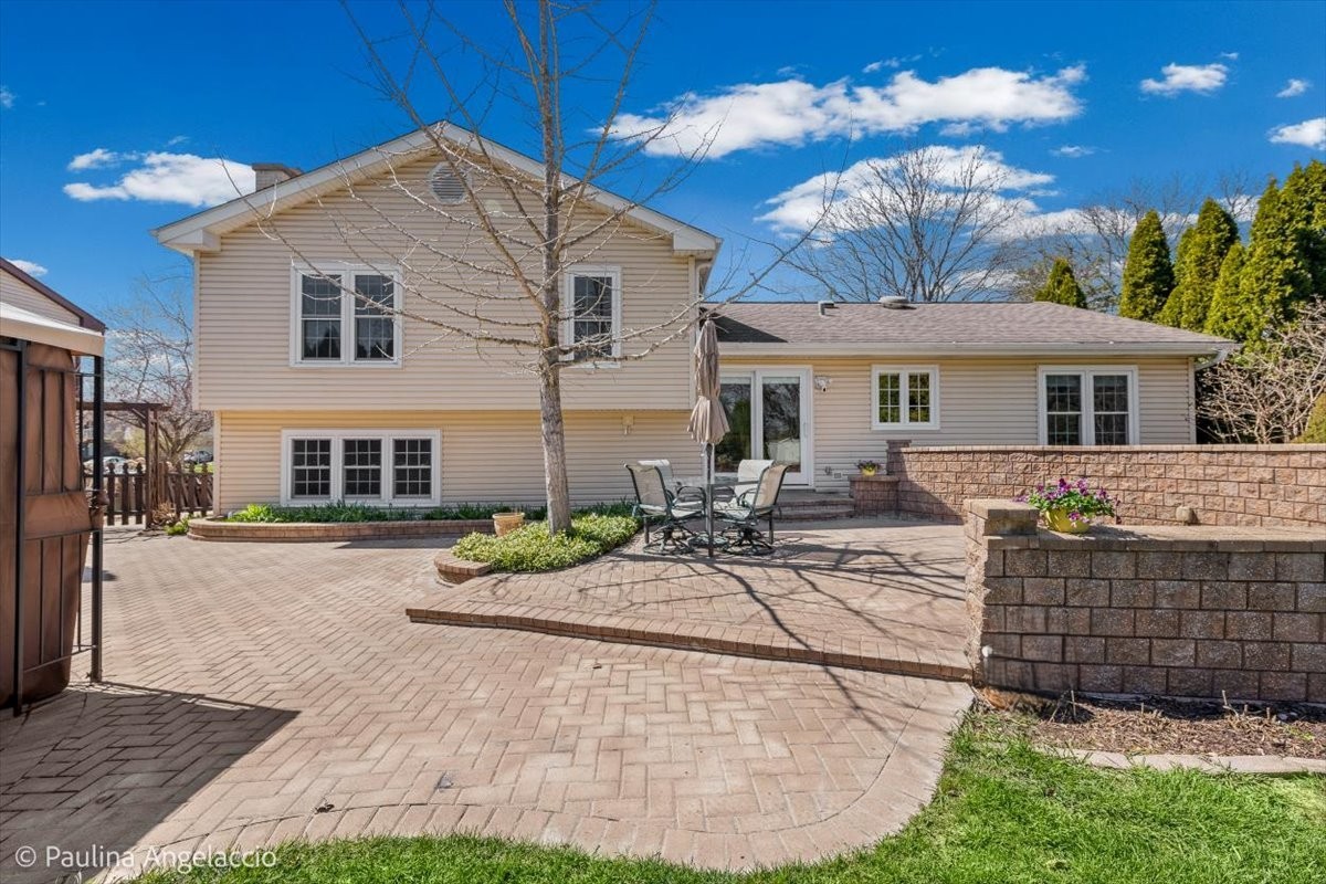 649 Greenbrier Lane, Crystal Lake, IL 60014