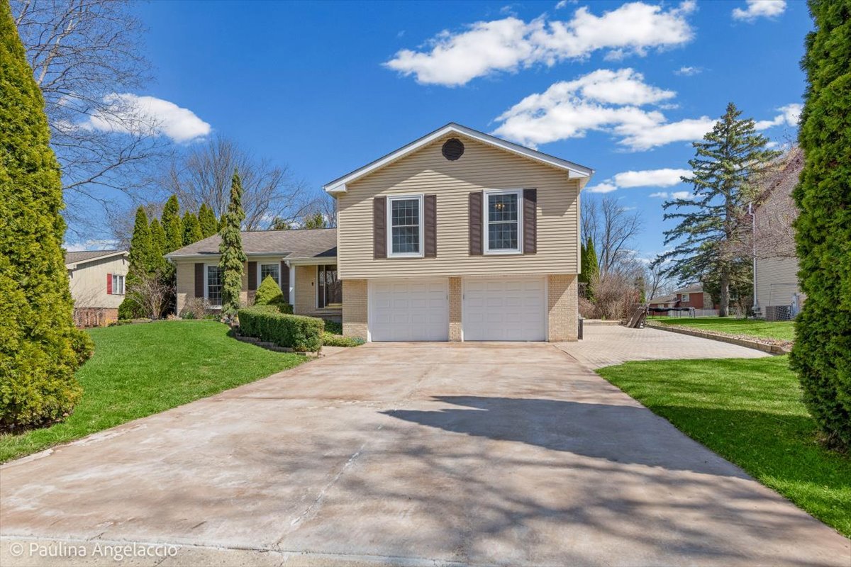 649 Greenbrier Lane, Crystal Lake, IL 60014