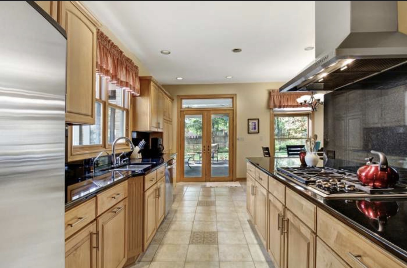 840 Huntley Woods Drive, Crete, IL 60417