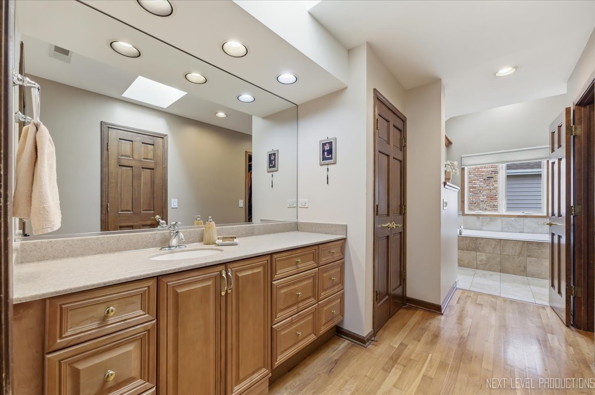 1872 Jahns Drive, Wheaton, IL 60189