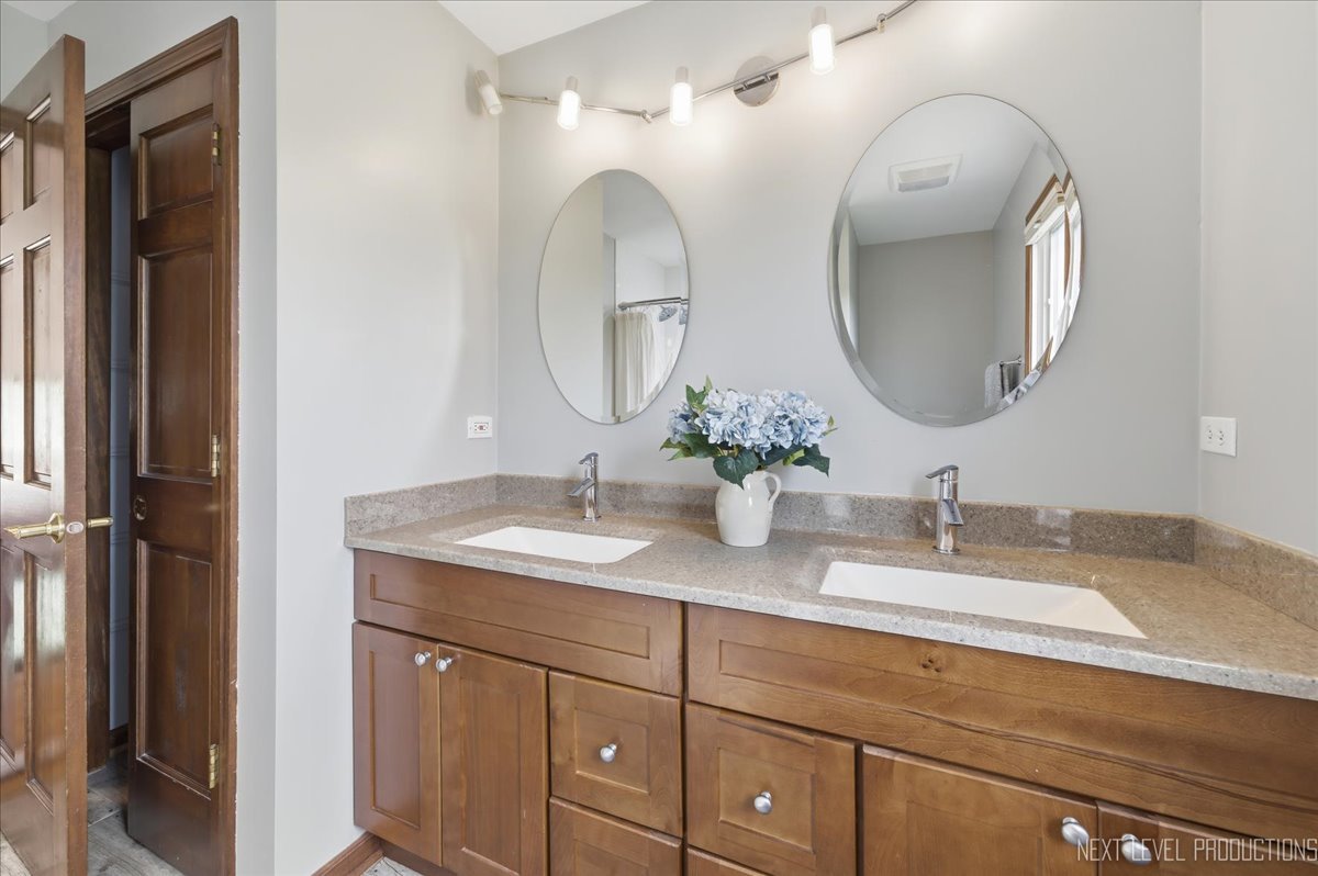 1872 Jahns Drive, Wheaton, IL 60189