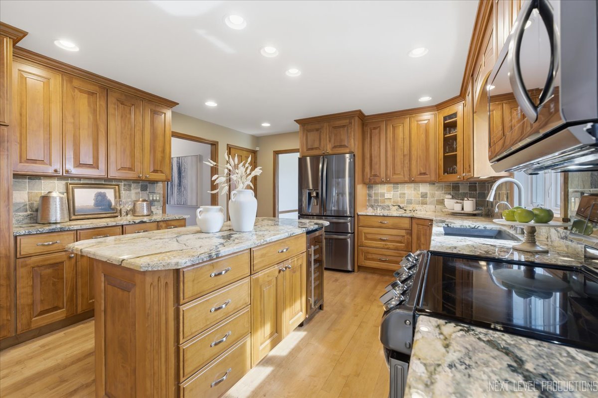 1872 Jahns Drive, Wheaton, IL 60189