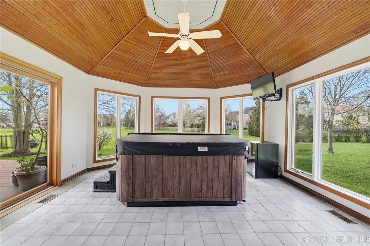 1872 Jahns Drive, Wheaton, IL 60189