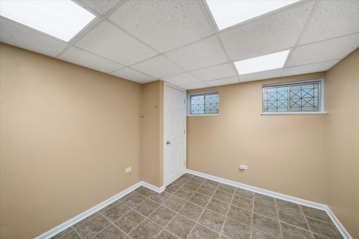 3195 Village Green Drive, Aurora, IL 60504