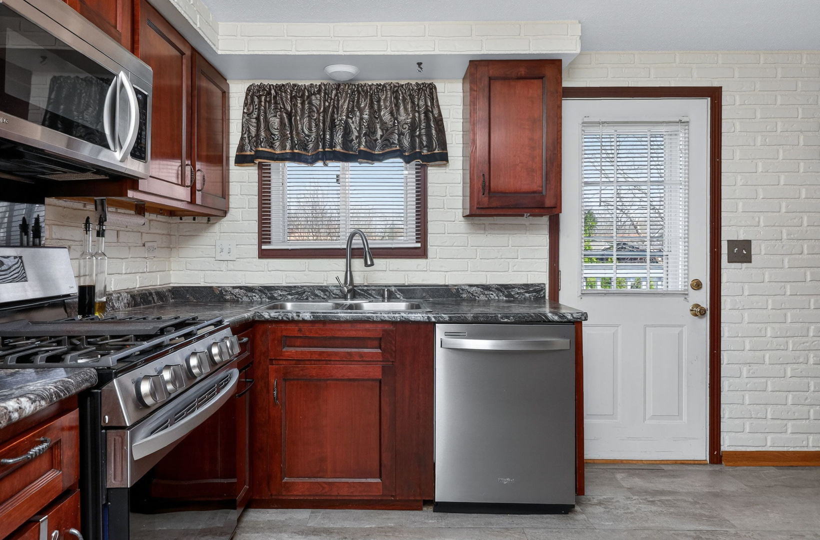 906 Jeffery Court, Schaumburg, IL 60193