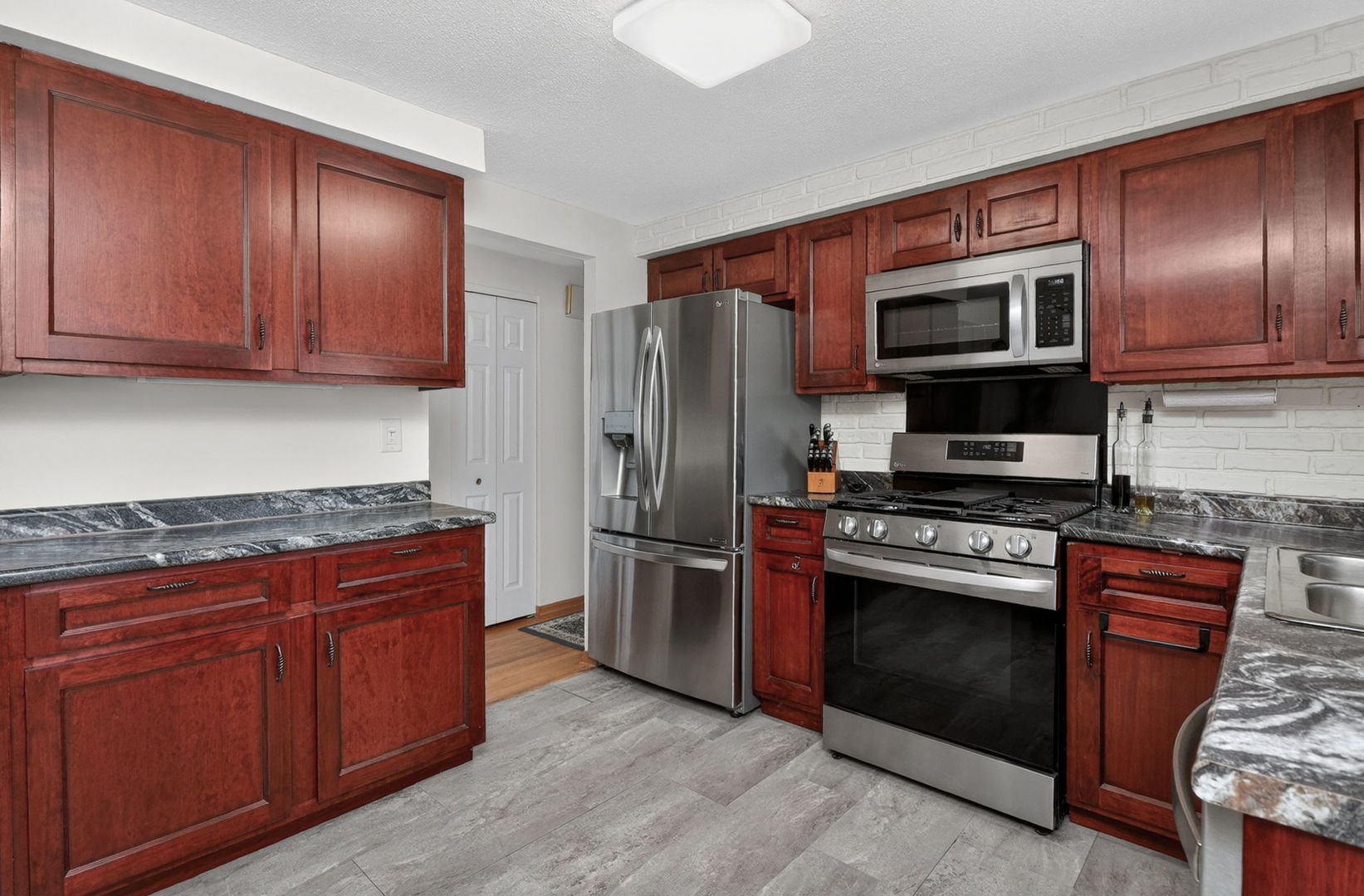 906 Jeffery Court, Schaumburg, IL 60193