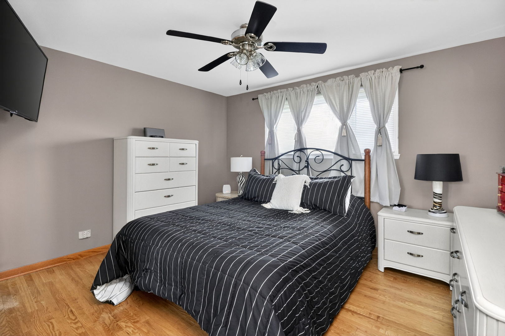 906 Jeffery Court, Schaumburg, IL 60193