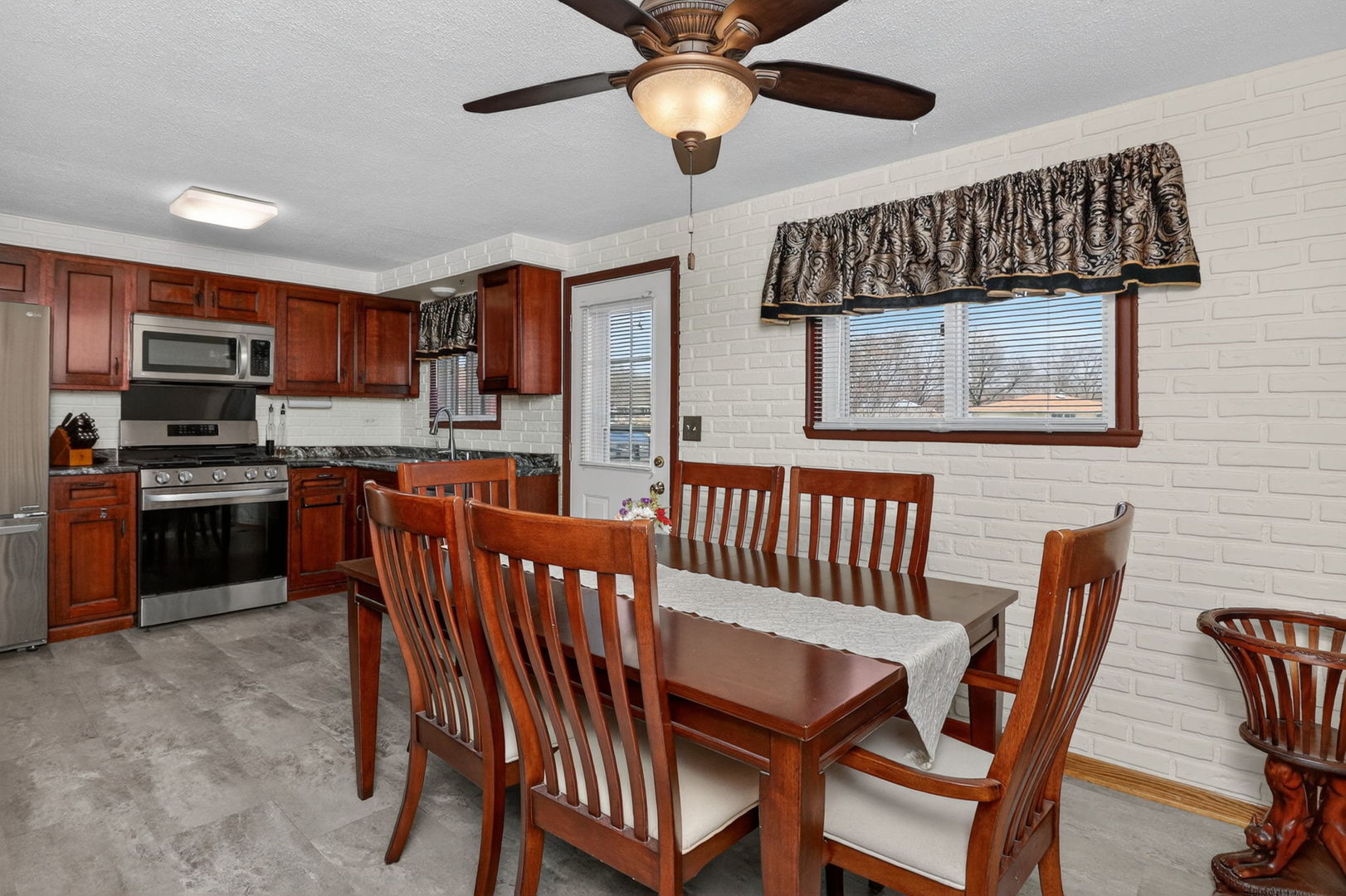 906 Jeffery Court, Schaumburg, IL 60193