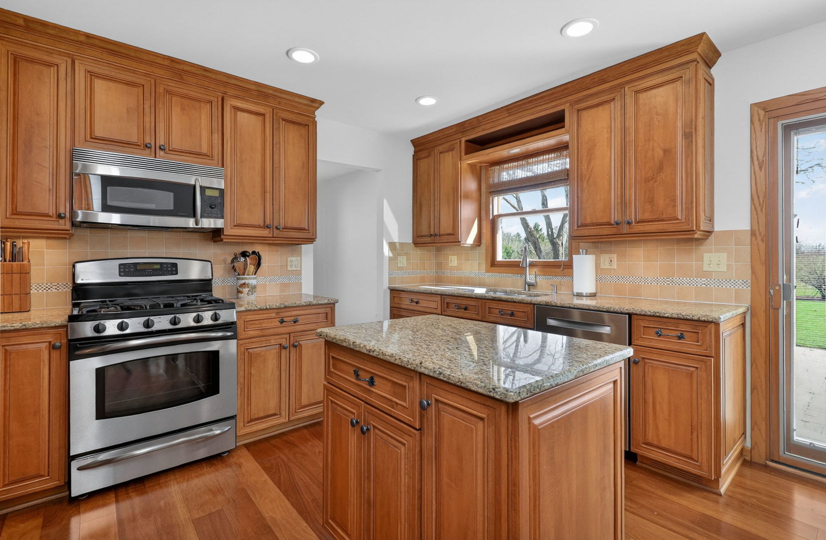 2340 Appleby Drive, Wheaton, IL 60189